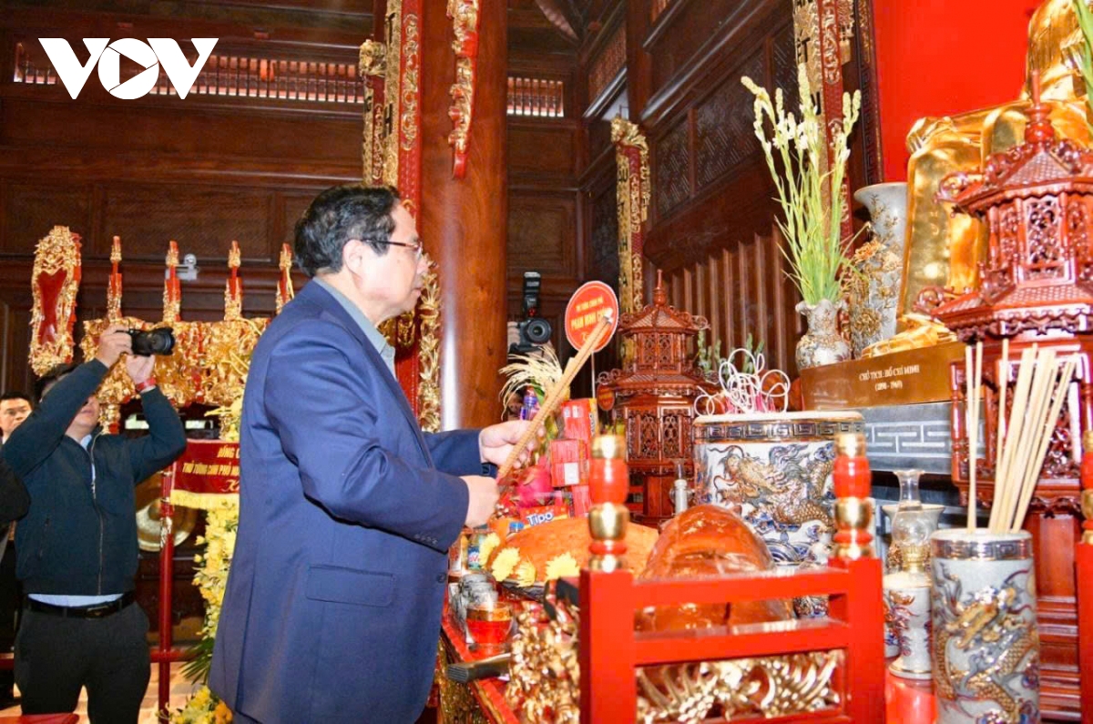 PM pays tribute to President Ho Chi Minh, fallen heroes in Dien Bien